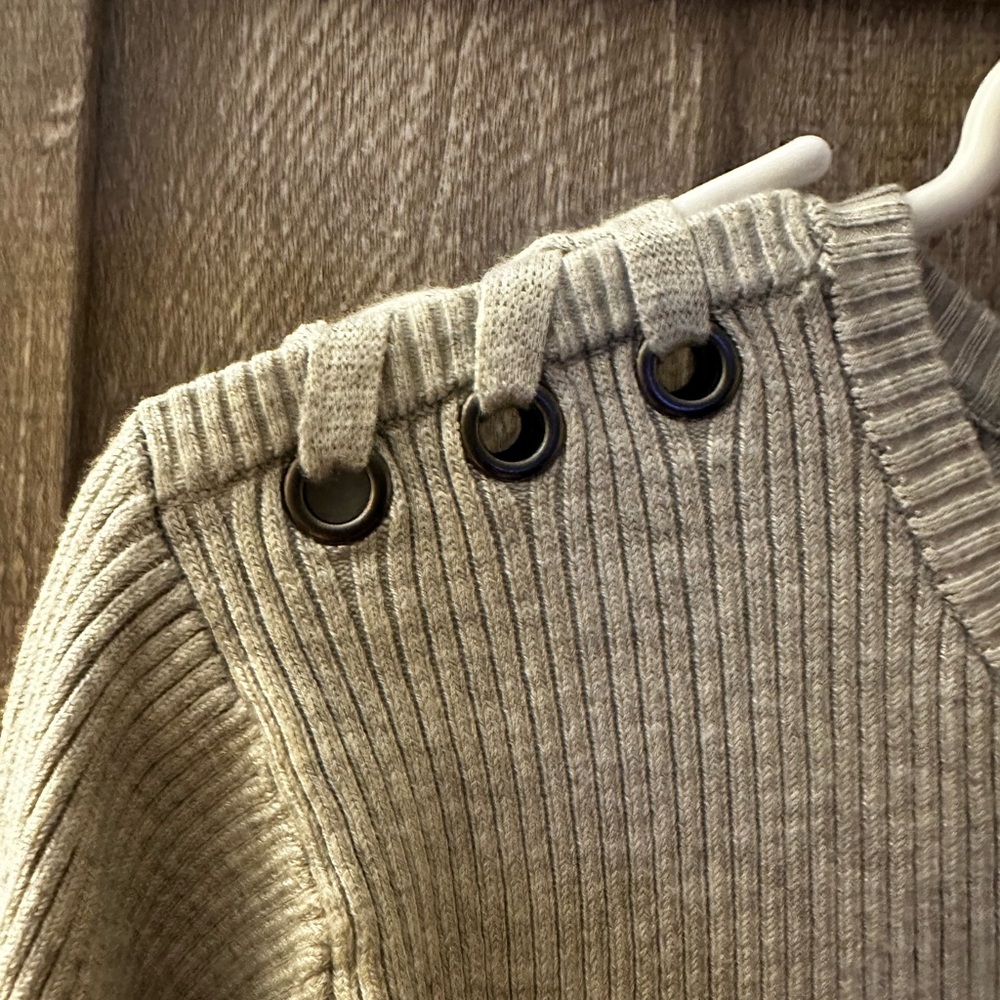 Gray Ribbed Women's Top - Picture 3 of 6